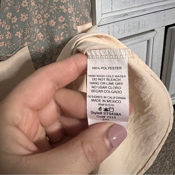 Sugarfox Cream & Floral Color Block Spaghetti Strap Faux Button Front Tank 2XL - Picture 10 of 10